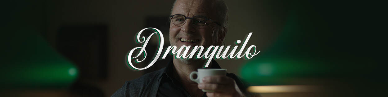 Afbeelding van een man met een kopje koffie met de tekst Dranquilo