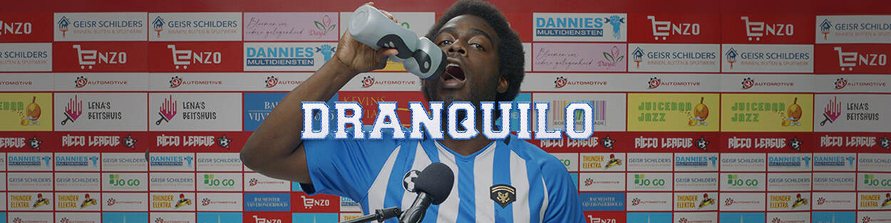 Afbeelding van een voetballer achter een microfoon en voor een sponsorbord met een waterfles met daaroverheen de tekst Dranquilo